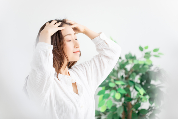 「もしかして私、老けちゃった…?」 原因はマスクかも!頭皮マッサージで "マスク老け" 撃退【後編】